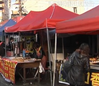 熱飯倒進飯盒飄出刺鼻味 一次性飯盒解禁不靠譜 熱飯倒進飯盒飄出刺鼻味 一次性飯盒解禁不靠譜