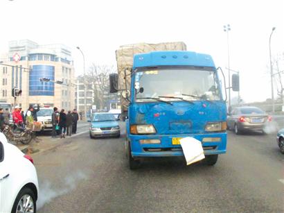 10米長送菜大貨撞倒摩托 從司機頭部碾過 10米長送菜大貨撞倒摩托 從司機頭部碾過