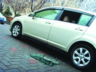 小區私家車頻被破窗 居民盼裝電子眼擒賊 小區私家車頻被破窗 居民盼裝電子眼擒賊