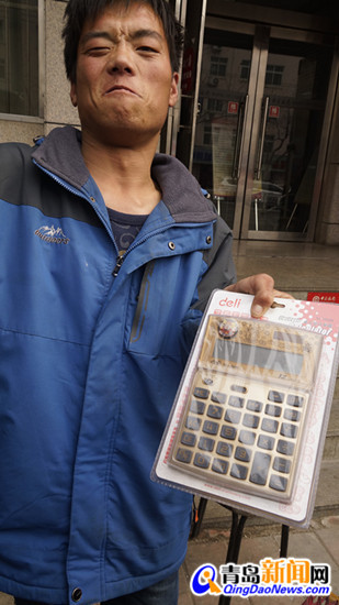 零錢哥亮亮報攤開業 姑娘投200元買份愛心報 零錢哥亮亮報攤開業 姑娘投200元買份愛心報