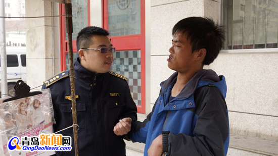 零錢哥亮亮報攤開業 姑娘投200元買份愛心報 零錢哥亮亮報攤開業 姑娘投200元買份愛心報