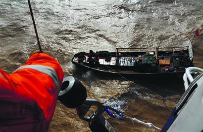 漁船進水2歲男童被裝進包吊上直升機