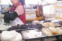 百葉擺上柜臺出售。于17日晨7時