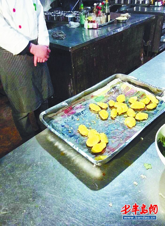 小漁村海鮮碼頭酒店將炸好的山藥放在報紙上。