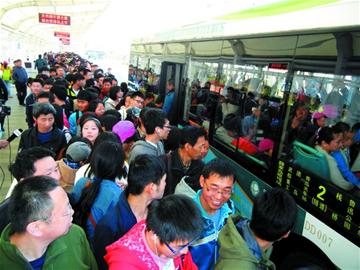 各交通口岸旅客大增 隧道公交排千米長龍 各交通口岸旅客大增 隧道公交排千米長龍