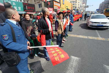 有人過馬路 眼里沒紅綠燈 有人過馬路 眼里沒紅綠燈