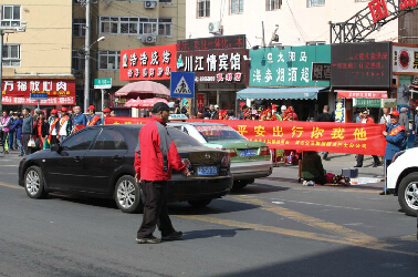 有人過馬路 眼里沒紅綠燈 有人過馬路 眼里沒紅綠燈